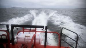 I framtiden kan matartrafiken ut till stationerna i skärgården kanske skötas av en förarlös båt. Bild från aktern i ett lotsfartyg