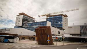 Köpcentret Ainoa i Hagalund. I bakgrunden en lyftkran där bostadsbygge pågår.
