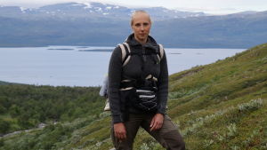 Sömnforskaren Frida Rångtell vid Uppsala universitet anser att samhället inte alltid tar hänsyn till våra individuella sömnpreferenser Sömnforskare Frida Rångtell i fjällmiljö.