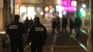 Polis och militär på Strasbourgs gator. Två poliser under kvällen den 11 december.