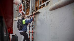 Arkivbild: Lotsarna är vanligtvis tvungna att klättra upp för en så kallad "lotslejdare" för att ta sig ombord på fartyg. En person hjälper med att hålla stegen stadig medan en annan håller båten på plats. Lots Tarmo Nuutinen