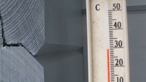 En utomhus termometer visar att det är 30 grader varmt En utomhus termomter visar att det är 30 grader varmt