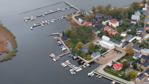 Alla betalar samma pris oberoende av boningsort för stadens egna båtplatser i Ekenäs. En flygbild över Södra viken i Ekenäs.
