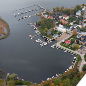 Det finns många båtbryggor i Södra viken. En flygbild över Södra viken i Ekenäs.