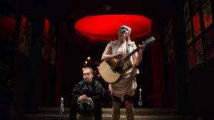 Niko Saarela och Marzi Nyman som Hamlet och Ofelia. Foto från Hamletmaskinen på Kom-teatern.