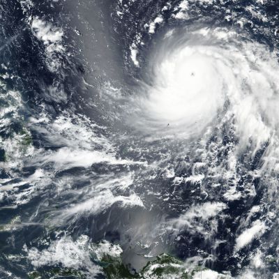 Supertyfonen Mangkhut befinner sig nu öster om Filippinernas huvudö Luzon där tyfonen tar i land på lördag morgon lokal tid