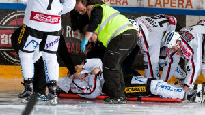 Lauri Tukonen skadade sig svårt efter en tackling i ryggen i oktober. Lauri Tukonen efter huvudskadan, hösten 2015.