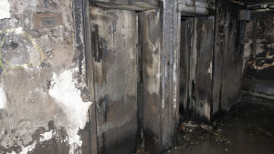 Utbrända hissdörrar inne i Grenfell Tower.
