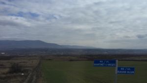 Västra Kosovo är en bergig region med många små byar. Vy över en slätt i västra Kosovo med berg i bakgrunden.