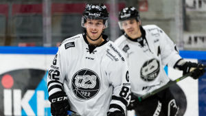 Skyttekungen Erik Thorell tar inte stress. Erik Thorell och Eric Perrin, TPS, hösten 2016.