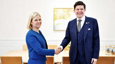 Ruotsin pääministeriksi nouseva Magdalena Andersson ja parlamentin puhemies Andreas Norlen kättelevät.