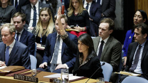 USA stod för en gångs skull ensam i säkerhetsrådet då Nikki Haley lade in landets veto mot en resolution mot Jerusalem-beslutet. Trump ska ha tagit resultatet i omröstningen som en personlig skymf. USA:s FN-ambassadör räcker upp handen för att rösta i FN:s säkerhetsråd.