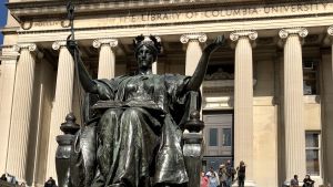 Columbia University Alma Mater-staty utanför biblioteket vid Columbia University