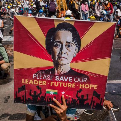 Över 1 400 civila har dödats i samband med protester efter militärkuppen i februari 2021. Här bar demonstranter på ett porträtt av Aung San Suu Kyi under en demonstration i februari i fjol.