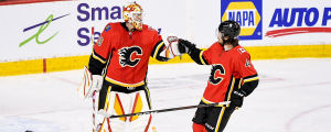 Calgarys svenskar Jacob Markström och Rasmus Andersson firar segern mot Montreal. Calgarys svenskar Jacob Markström och Rasmus Andersson firar segern mot Montreal.