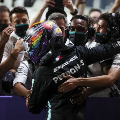 Lewis Hamilton kramar om stallpersonal.