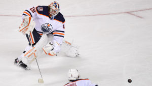 Mikko Koskinen har haft en tung inledning på försäsongen. Mikko Koskinen spelar pucken till lagkamraten Kevin Gravel.