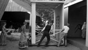 Kulisser flyttas för hand i pjäsen Gösta Berlings saga 1982 Kulisser flyttas på Lurens sommarteater.