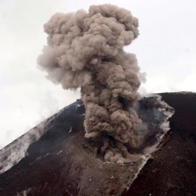 Näin Anak Krakatau -tulivuori purkautuu