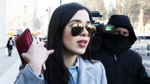 Emma Coronel är amerikansk medborgare som växte upp i Mexiko. Hon träffade Guzmán då hon var 17 och gifte sig med den mer än 30 år äldre narkotikakungen på sin 18-årsdag. den mexikanska knarkkungen Joaquín Guzmáns hustru Emma Coronel Aispuro.