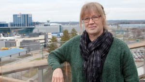 Katriina Ahlroth jobbar vid den oberoende organisationen Airport Coordination Finland. Porträtt på Katriina Ahlroth.