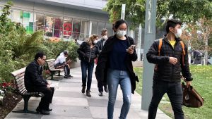 I San Francisco bär invånare skyddsmasker på grund av den rökiga luften. Andningsskydd på grund av röken efter skogsbränder i Kalifornien.