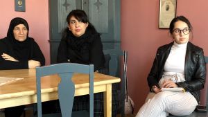 Jihan Hegreched (i mitten) tar inte längre illa upp om finländare inte hälsar. Invandrarkvinnor sitter vid bord