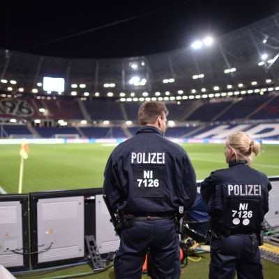 Poliser vid utrymd Hannover-arena.