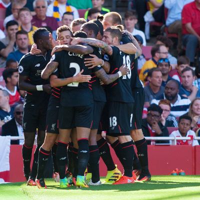 Liverpoolspelarna kramar om varandra i matchen mot Arsenal.