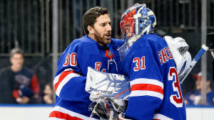 Speltiden minskade för Lundqvist när Sjestiorkin flyttades upp i laget. Lundqvist kramar om Sjestiorkin.