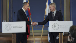 Besöket i St Petersburg är inte lätt för Pekka Haavisto. Men resan är ett måste. Arkivbild. Venäjän ulkoministeri Sergei Lavrov ja Pekka Haavisto , Säätytalolla Helsingissä