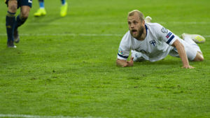 Teemu Pukki nätade mot Bosnien-Hercegovina då det senast begav sig. Teemu Pukki ligger på marken.