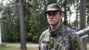Beväringen Oliver Davidsson från Esbo tycker att det är bra att Försvarsmakten förnyar utbildningen och följer med det övriga samhällets utveckling. Oliver Davidsson