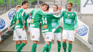 IFK Mariehamn har tagit åtta poäng på de fyra senaste matcherna. IFK Mariehamn jublar efter ett mål