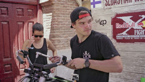 Sebastian Westberg i dokumentären Freestyledrömmen. Sebastian skruvar på sin motorcykel under tävlingar i Madrid.