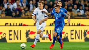 Lod mot Verratti på mittfältet. Robin Lod och Marco Verratti i kamp om bollen.