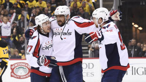 Ovetjkin och gänget har hållit för trycket. Washingtonspelare firar på isen i segermatchen över Pittsburgh.