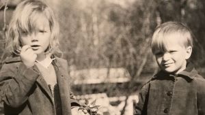 Storasyster Anna och lillebror Harry var oskiljaktiga. Anna Gullichsen och lillebrodern Harry som barn på gammalt fotografi.