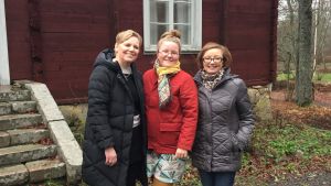 Maija Pirvola från Yritys-Salo och projektkoordinatorerna Jenni Moberg från Kimitoön och Leena Nykänen från Pargas jobbar med Coastal Bootcamp. Tre glada kvinnor.