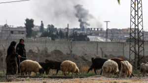 Turkiet har bombat kurdkontrollerade gränsområden i nordöstra Syrien sedan i onsdags Kvinnor vallar får vid gränsen till Turkiet i Syrien. Bilden är tagen fredagen den 11 oktober.