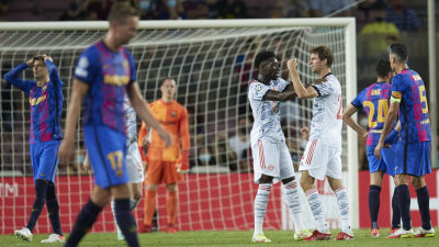 Barcelonaspelare deppar, Bayern-spelare jublar.