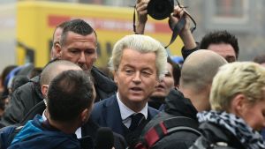 Geert Wilders blev omringad av journalister, fotografer och beundrare när han inledde sin valkampanj i Spijkenisse den 18 februari 2017. Det nederländska högerpopulistiska Frihetspartiets ordförande Geert Wilders inledde sin valkampanj inför parlamentsvalet i staden Spijkenisse utanför Rotterdam den 18 februari 2016.