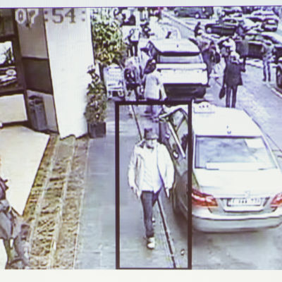 Mannen i vit jacka och hatt misstänks ha deltagit i terrordådet i Bryssel.