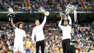 Spanska supercupen, UEFA:s supercup och La Liga-titeln. Marcelo, Cristiano Ronaldo och Sergio Ramos med Real Madrids pokaler.