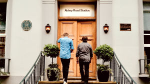 The Beatles bandade in sina klassiska rockskivor i Abbey Road-studion i London. Kaj Korkea-aho och Kjell Westö går med ryggen vänd mot kameran upp för trappan till Abbey studios dörr. Ovanför dörren står det Abbey Road Studios".