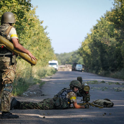 Ukrainska soldater strider mot rebellerna i östra Ukraina 2014.