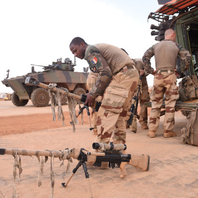 Franska soldater i Mali förbereder en patrull.