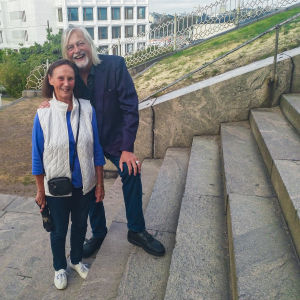 Några euro är inte bort från någon, säger Aku Ahjolinna (t.h), som besökte katedralens jubileumsmässa på onsdagen tillsammans med Saga Eriksson-Ahjolinna. Saga Eriksson-Ahjolinna (t.v.) och Aku Ahjolinna står på en trappa vid Uspenskijkatedralen i Helsingfors. Aku håller Saga om axeln och bägge ser glada ut.