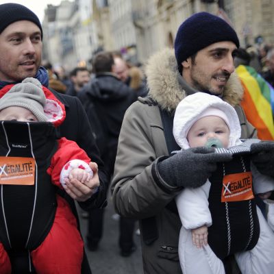 Två franska pappor demonstrerar i Paris
