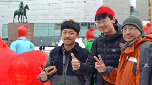 Xie Jiancai tolkar, Wang Tong är konstnärlig ledare medan Jiang Xue Fei ansvarar för hela delegationen som kommit från Peking till Helsingfors för att sätta upp soldatlyktorna. Från höger till vänster: Jiang Xue Fei (gruppens ledare), Wang Tong (konstnärlig ledare) och Xie Jiancai (tolk).